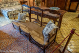<center>Château de Lourmarin</center>Chambre d’Honneur, dite des Dames. Devant la cheminée, un radassier, banquette typiquement provençale. Le sol est recouvert de carreaux de faïence que Robert Laurent-Vibert a fait fabriquer à Apt à l'identique des carreaux d'origines retrouvés dans le château.