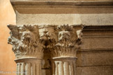 <center>Château de Lourmarin</center>Chambre d’Honneur, dite des Dames. La cheminée. Chapiteaux corinthiens.