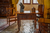 <center>Château de Lourmarin</center>La Sallestre. Le sol est en grande partie d’origine. Les carreaux de faïence d’Apt et fabriqués à partir d’ocre, sont posés dans cette salle et ont servi de modèle pour la reconstitution de tous les sols du château. Sur la table, Les mains de mon père. Honoré Buisson.
Né en 1984, Honoré Buisson entame sa carrière de sculpteur en 2006. Fils de potiers, son affinité avec l'argile et le métier d'artisan l'amènent naturellement à la création de pièces figuratives.
D'une formation artistique académique, passionné d'anatomie, il travaille essentiellement pour le cinéma, l'opéra et les maisons de mode. En France ou à l'étranger, il se spécialise dans la réalisation d'œuvres monumentales, appréciant le défi technique et humain ainsi que l'agrégat de savoir-faire qui les traverse.
