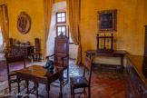 <center>Château de Lourmarin</center>La Sallestre. Tableau «La joueuse de Luth ».
Atelier de Léonard de Vinci, 1482-85, Italie, huile sur toile.<br>
Presse à linge.
Fin du 16ème siècle, France, chêne. Elle permettait de défroisser et de mettre le linge fin (dentelles) en pli. Décors en haut-relief sur les montants de la presse et deux cariatides représentant des jeunes gens.