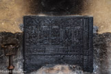 <center>Château de Lourmarin</center>Le petit salon. Dans la cheminée, une plaque en fonte de la 2ème moitié du 16ème siècle dans le style de la Renaissance. L’inscription effacée par le feu ne permet plus d’identifier les scènes représentées : certains y voient le martyre de saints et d’autres le massacre des Vaudois.