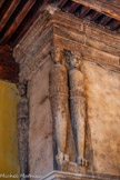 <center>Château de Lourmarin</center>La Sallestre. A Lourmarin, cependant, aux figures classiques dessinées par du Cerceau ont été substituées des têtes d’indiens couronnées de plumes. Cette référence à l’art précolombien» rare et précoce écho de la conquête de l’Amérique», révèle le génie créateur de .l’artiste et ses liens avec les courts princières, qui seules connaissaient alors les découvertes issues du nouveau monde. Un riche décor de peinture à fresque aujourd’hui effacé complétait autrefois la composition sobre et puissante des cheminées.