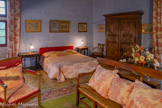<center>Château de Lourmarin</center>Chambre d'honneur, dite des hommes. Cette pièce affiche une deuxième reconstitution d’une chambre du XVIIIème siècle
