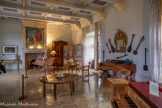 <center>Château de Lourmarin</center>Salle de musique. Cette salle présente un ensemble de meubles du 18ème siècle, et sur les murs, des instruments à cordes venant de Chine, du Japon, du Vietnam ; et sur le sol des tambours et un balafon d'Afrique (xylophone). Tables à jeux. Fin du 18ème siècle, France, en noyer, plaqué noyer et merisier. Plateaux marquetés d’un damier, dont un amovible, révèle le jeu de Trictrac ou Jacquet