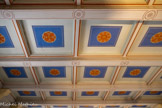 <center>Château de Lourmarin</center>Salle de musique. Les décors peints au plafond et la cheminée de style Art Déco, réalisés en 1932 par le peintre Louis Riou qui fut pensionnaire du château.