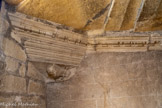 <center>Château de Lourmarin</center>L'escalier Renaissance. Une corniche décorée d’une frise sculptée comportant 316 motifs différents orne l’escalier. Dans les angles, la longueur de la marche étant importante, celle-ci repose sur une trompe d’angle décorée d’un motif sculpté. Cette trompe minimise la portée et le poids des marches situées dans les angles.