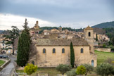 <center>Château de Lourmarin</center>La pandémie de peste noire, de 1345 à 1349, décima presque un tiers de la population française, soit environ 6 millions de personnes. La Provence n’a pas été épargnée, la peste supprimant jusqu’à 80% de la population. Un climat d’insécurité règne, et les populations ayant survécu aux épidémies et aux famines qui en résultent, abandonnent les villages devenus peu sûrs. Lourmarin dépeuplé disparaît pratiquement de la carte. Foulques d’Agoult  (1443-1492) veut remettre ses terres en valeur et réagir contre la désertification. La famille d’Agoult est l'une des plus puissantes de la Provence, et Foulques est l’ami et le Chambellan du Roi René (1409-1480).
Pour repeupler ses terroirs, Foulques fait appel à des montagnards des Hautes Vallées Alpines du Piedmont, du Briançonnais et de l’Embrunais. Ces gens étaient de confession vaudoise : ils suivaient l’enseignement de Pierre Vaudès (1140-1209) prônant un retour au christianisme primitif. Condamnés par Rome, les adeptes sont considérés comme hérétiques et pourchassés par l’Inquisition
