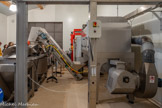 <center>Le Moulin à huile Bastide du Laval</center>A gauche, le laveur, à droite l'effeuilleur, au centre le tapis roiulant qui permet aux olives de passer de l'un à l'autre. A la sortie de l'effeuilleur, l'aspirateur à feuiiles qui permet de les écacuer.