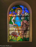Eglise de Vacqueyras. <br>St Gens. Gens Bournareau naquit en 1104 à Monteux, dans une modeste famille d'agriculteur Gens qui signifie gracieux, beau comme un rayon de soleil, fut un enfant extraordinaire. Le peuple de Monteux se moqua de lui, le poursuivit dans les garrigues à coups de pierre.  La nuit venue, il prit sa besace, les deux vaches que son père lui avait données et partit vers Saint-Didier et le Beaucet. Pendant trois ans, pas la moindre goutte de pluie ne devait tomber sur Monteux. Un jour qu'il était plongé dans la prière, un loup se précipita sur l'une de ses deux vaches, la saigna à la gorge et la fit périr.
Gens apprivoisa le loup et le contraignit à labourer aux côtés de son autre vache. A Monteux, la sécheresse sévissait. Deux consuls et sa mère partirent à sa recherche. Ils le retrouvérent et le ramenérent à Monteux. Gens demanda aux prêtres d'organiser une procession et la pluie se mit à tomber ramenant la prospérité dans le pays.