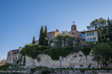 <center>Le Beaucet.</center> Le nom de Beaucet vient de Baus, en provençal « falaise ». Le Beaucet est cité en 1160 sous les noms de Balcium et Beaucetum. Désigné comme « castrum de Balcio » en 1159, le village du Beaucet est entouré de remparts dès le XIIe siècle. Ils sont remaniés au XIVe siècle, sur ordre du Pape, comme dans tous les autres villages du Comtat Venaissin, pour protéger la population des pillages de la guerre de Cent ans. Un impôt sur les récoltes est d’ailleurs établi en 1360 pour en financer l’entretien.