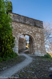 <center>Le Beaucet.</center> La porte Nord. Il existe deux portes d'accès au village. Celle-ci ouvre sur la route de Saint-Didier et Venasque.