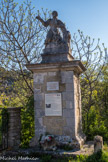 <center>Le Beaucet.</center> Gens est un saint local du XIIe siècle, imploré pour faire tomber la pluie. Selon la légende, il se serait retiré du monde dans ce vallon, après avoir été chassé de Monteux pour s'être insurgé contre des pratiques alliant religion et superstition dans le but de faire pleuvoir. Cette statue, au départ du chemin reliant Le Beaucet à l'ermitage de Saint-Gens, date de 1876. Le saint est représenté la tête tournée vers Monteux, son village natal, à 18 kilomètres de là. Tout au long de ce chemin, des oratoires du XIXe siècle ponctuent le parcours et rappellent certains épisodes de la légende de Saint-Gens.