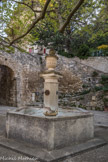 <center>Le Beaucet.</center> Cette fontaine du XIXe siècle comporte un bassin de forme hexagonale. Le fût octogonal présente en acrotère un vase Médicis surmonté d’une pomme de pin. Les quatre mascarons desquels partent les canons représentaient deux visages (remplacés suite à un vol en 1999) et deux rosaces.
Les canalisations ont été nettoyées et les décors en acrotère resculptés lors de la restauration de la fontaine en 2004.