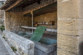 <center>Le Beaucet.</center> Le lavoir traditionnel. 
Il comporte deux bassins (un pour laver et un pour rincer) ainsi que la poutre pour tordre les grandes pièces de linge. Il est couvert pour abriter les femmes du soleil, de la pluie ou du vent.
Ce lavoir se situe en contrebas, afin d'amener l'eau depuis la fontaine. Il a été reconstruit en 1896 en moellons ordinaires de la carrière de pierre du Beaucet ; les dalles et pierres de taille, quant à elles, viennent de Venasque.