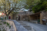 <center>Le Beaucet.</center> Place Castel Lou. L’eau qui alimente la fontaine et le lavoir de cette place vient d’une source qui se situe dans la combe Barnouin, au-dessus du village. Cette source puise dans une nappe commune aux villages du Beaucet et de Venasque si bien qu’il existait, en période estivale, une rotation des jours d’utilisation de l’eau (pair et impair) entre les deux communes.