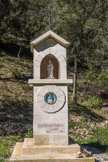 <center>Ermitage de Saint-Gens.</center> Oratoire de St Benoit Labre,  pèlerin mendiant français qui parcourut les routes d'Europe. Surnommé le « Vagabond de Dieu », il est considéré comme un mystique. Canonisé en 1881, il est liturgiquement commémoré le 16 avril.