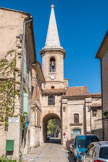 <center>Saint Didier.</center> Située face au château, l'église de Saint-Didier était jadis une dépendance ; leurs portes respectives s'ouvraient l'une vers l'autre. Au cœur du vieux village, l'église était alors une salle toute simple de 6 mètres de large sur 13 mètres de long. Orientée plein nord, elle était recouverte d'une simple voûte en pierre. Au cours des siècles, elle s'agrandit progressivement. En 1669, le curé d'alors, le père Martin, construit la chapelle du Rosaire pour honorer la Vierge Marie.
En 1732, la porte d'entrée est agrandie. On édifie aussi des contreforts pour consolider la voûte qui menace ruine. L'orientation change : l'église voit sa nef désormais tournée vers l'Est, vers le soleil levant, symbole de la résurrection du Christ. En 1756, le clocher commence à s’élever vers le ciel ; il est érigé à l'aplomb des anciens remparts, au-dessus de la porte principale du village.