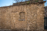 <center>La Roque-sur-Pernes.</center> Rue du Banat. En 1837, les Roquérois étaient au nombre de 332, regroupés à l’intérieur des remparts ou en contrebas du village. Ils étaient en majorité agriculteurs et produisaient essentiellement pour leur consommation personnelle : olivier, blé, vigne, garance et ver à soie.
Toute cette vie traditionnelle fut remise en question par l’arrivée de la modernité : chemin de fer, canal de Carpentras, industrialisation des villes... Entre le XIXe et le XXe siècle, les habitants quittèrent en masse le village ; de 383 Roquérois en 1861, il n’en restait plus que 78 en 1950. Bien loin d’ici, partagé entre la Roumanie, la Hongrie et la Serbie se trouve le Banat, à l’histoire troublée. Région hautement stratégique au XVIIIe siècle, le Banat fut conquis par l’empire d’Autriche contre l’empire ottoman. Dès lors, de nombreux Allemands s’y fixèrent pour mettre en valeur les terres, mais également des familles alsaciennes et lorraines. Au traité de Versailles (1919), le Banat est divisé entre plusieurs pays : la Yougoslavie, la Hongrie et la Roumanie. 
Lors de la seconde guerre mondiale, le sort de leurs descendants fut tragique : ils subirent le drame des minorités. Enrôlés de force dans les unités allemandes, beaucoup périrent sur le front. En 1945, un grand nombre d’hommes et de femmes furent déportés en URSS et les autres, laissés au pays, furent parqués massivement en quelques villages trop petits pour les contenir. Quelques milliers, non sans peine, purent se réfugier à l’Ouest, en France notamment.
Dès 1947, un comité des Français du Banat, présidé par Jean Lamesfeld, alerta les autorités françaises sur le sort de ces familles aux lointains ancêtres français. Ému, le Lorrain Robert Schuman, alors ministre des Affaires étrangères, permit à des centaines de Banatais de rejoindre la France.
Le petit village de La Roque servit de cadre à cet exode pour quelques familles. En 1950, le Maire, Edouard Delebecque, prit contact avec M. Lamesfeld pour organiser l’arrivée de plusieurs familles de Banatais, afin de lutter contre l’exode rural qui frappait alors durement la Roque, comme beaucoup d’autres villages perchés. Entre 1950 et 1960 environ, 30 familles vinrent au village et 15 s’y fixèrent définitivement, réussissant ainsi, avec ceux qui y vivaient déjà, une véritable intégration.