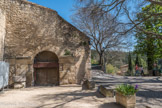 <center>La Roque-sur-Pernes.</center> La culture de l'olivier remonterait au sixième millénaire av. J.-C, période à laquelle des vestiges d'huilerie ont été retrouvés en Turquie, en Iran et en Phénicie. En Provence, ce serait les-Phocéens qui l'auraient introduite lors de la fondation de Marseille (600 ans av. J.-C).
Jusqu'au terrible hiver de 1956, l'olive est une des richesses économiques du territoire. Chaque village possède au moins un moulin pour extraire son huile.
À La Roque sur Pernes, où l'huile d'olive était renommée, le moulin, encastré dans le mur, était à pression directe. Le broyage et la presse de la pâte d'olive dans les chapelles (en face et à votre gauche) sont les deux étapes nécessaires à la confection de cette huile.
Durant la première pression à froid, une huile vierge, très parfumée, est extraite. Elle est utilisée pour l’alimentation. La deuxième pression se fait en décantant l'huile avec de l'eau bouillante. Celle-ci est de moins bonne qualité et sert à la savonnerie ou à l'éclairage