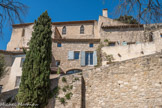 <center>La Roque-sur-Pernes.</center> L'église paroissiale Saint-Pierre et Saint-Paul. Entre le XVème et le XVIème siècle, la partie ouest de l'église se serait affaissée. Par la suite, elle fut médiocrement rebâtie. Durant cette période, La Roque sur Pernes subit de nombreuses instabilités démographiques, politiques et économiques, dues aux guerres de religion. Néanmoins, au XVIIème siècle, le bourg se développe à nouveau et l'église doit s'adapter à cette hausse de population. Les trois chapelles, le chevet et le clocher sont donc construits. Au XIXème siècle, l'entrée nord est ajoutée et le presbytère est reconstruit.