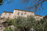 <center>La Roque-sur-Pernes.</center> Le château. Il date du XIe-XIIe siècle. Il a été bâti par le comte de Toulouse pour ses seigneurs.