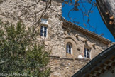 <center>La Roque-sur-Pernes.</center> Le château. Fenêtre romane.