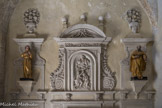 <center>La Roque-sur-Pernes.</center> Baptême de Jésus, encadré par les statues de St gens et St Paul.