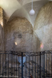 <center>La Roque-sur-Pernes.</center> Chapelle des fonts baptismaux creusée dans le roc.