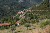 <center>Brantes</center>Brantes est un village aux ruelles en calades, aux passages voûtés, aux portes anciennes et aux vieilles maisons de pierre. Il est construit en nid d'aigle sur les contreforts de la montagne.
