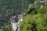 <center>Brantes</center>Porte fortifiée, avec, à gauche la mairie.